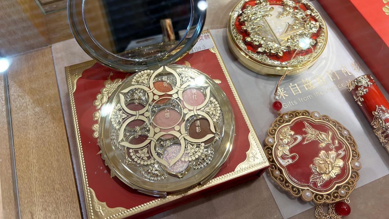 故宮文創店近年推出彩妝系列，有眼影、胭脂等產品。（香港電台）