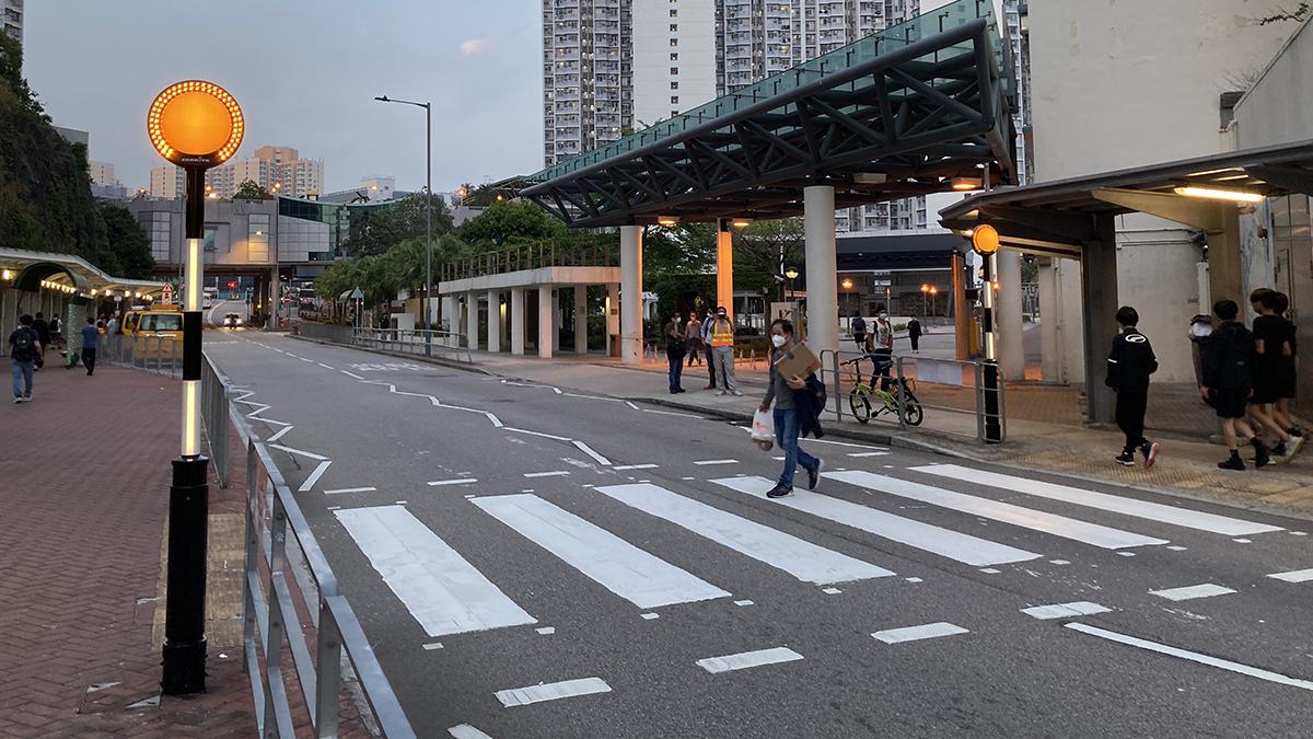 運輸署將把全港傳統黃波燈，更換成帶有可發出閃光LED光環的新型黃波燈。(資料圖片／政府新聞處)