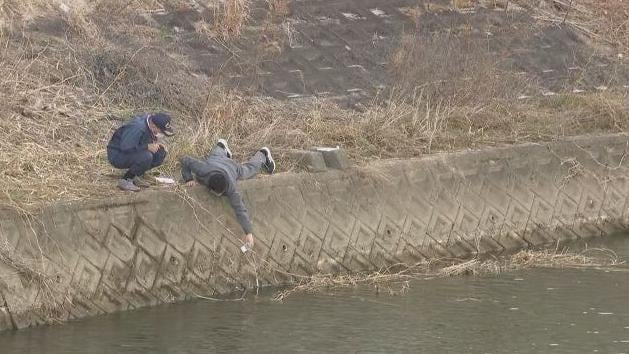 警員在事發的富雄川調查。(互聯網)