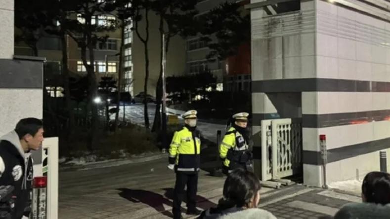 警員在案發小學門外把守。(互聯網)