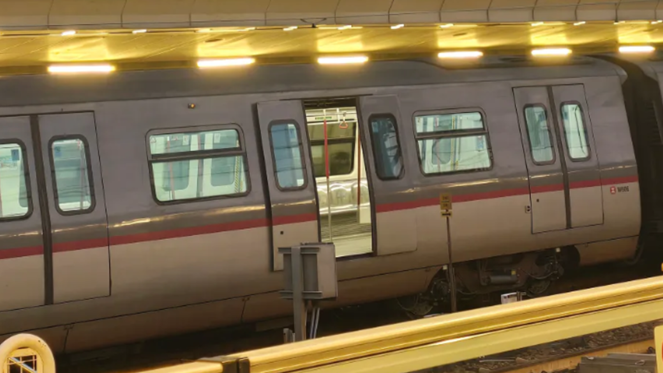  港鐵｜欣澳站列車「開門」照行駛？ 港鐵：運作不暢順正回廠檢查