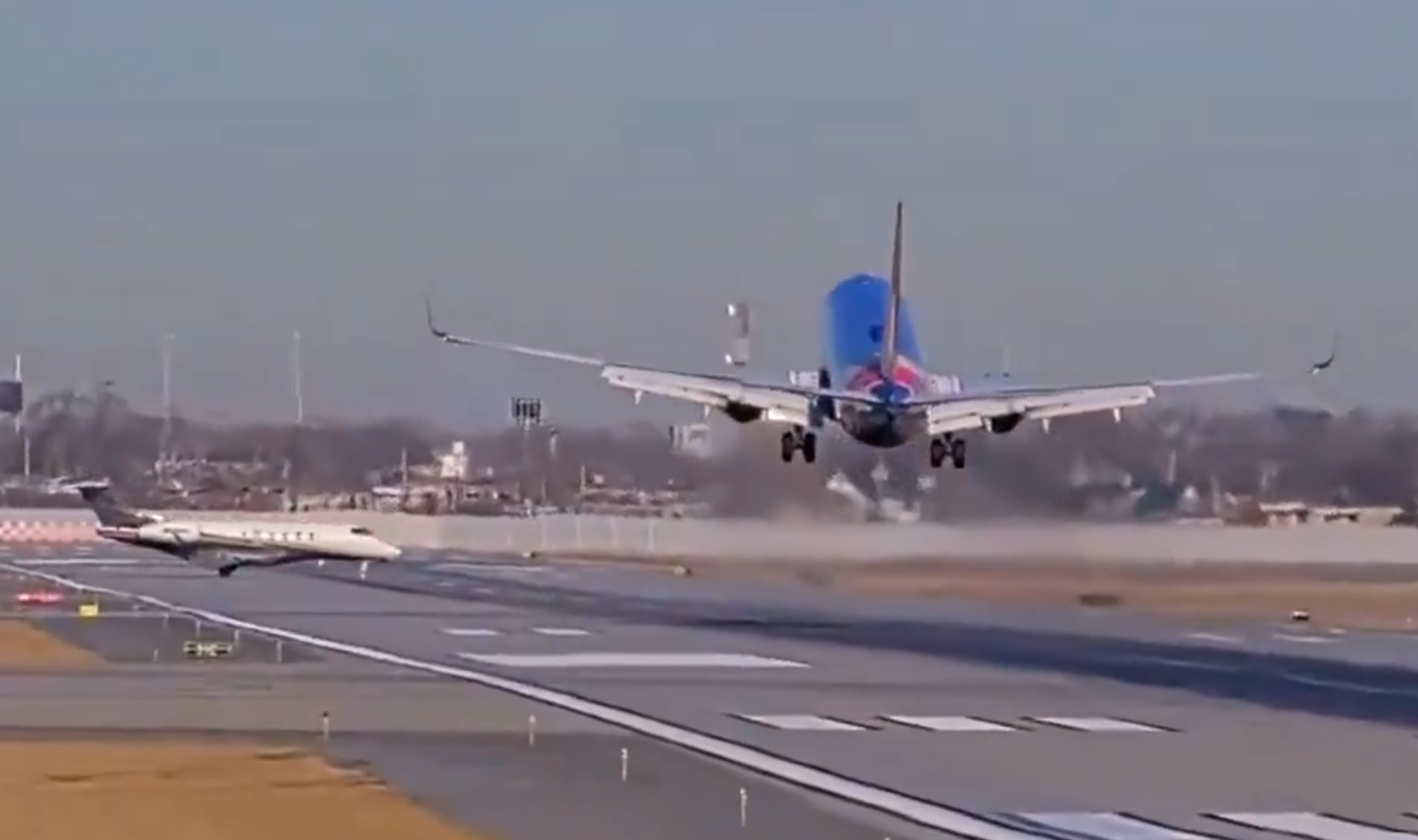 西南航空一架客機在芝加哥中途國際機場降落時，有私人飛機未經授權進入跑道，兩機幾乎相撞，西南航空客機緊急復飛。(影片截圖)