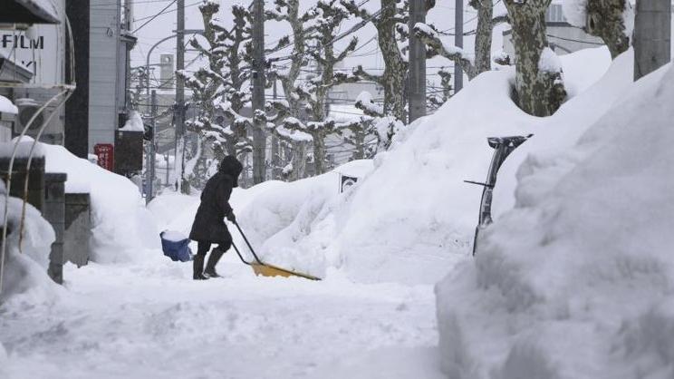 圖為日本青森縣上月初受暴雪侵襲。(資料圖片)