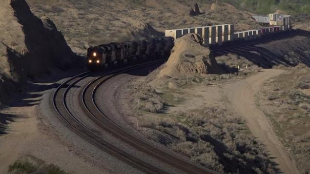 於亞利桑那州莫哈維沙漠地區行駛的貨運火車。(互聯網)