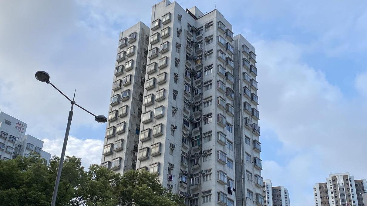 荃灣荃昌中心企裝兩房中層戶，業主一直自用，近日以1.45萬元租予年青夫婦，租金回報3.4厘。