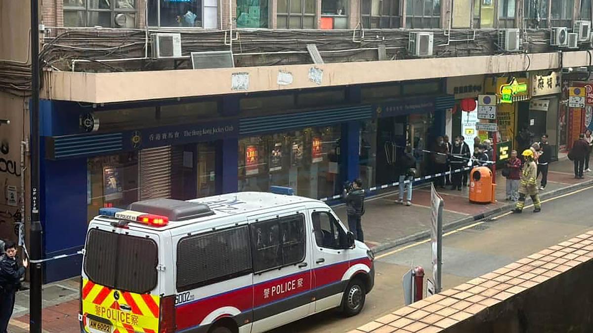 花園街馬會投注站懷疑有電線短路冒煙暫停開放。(網上圖片)