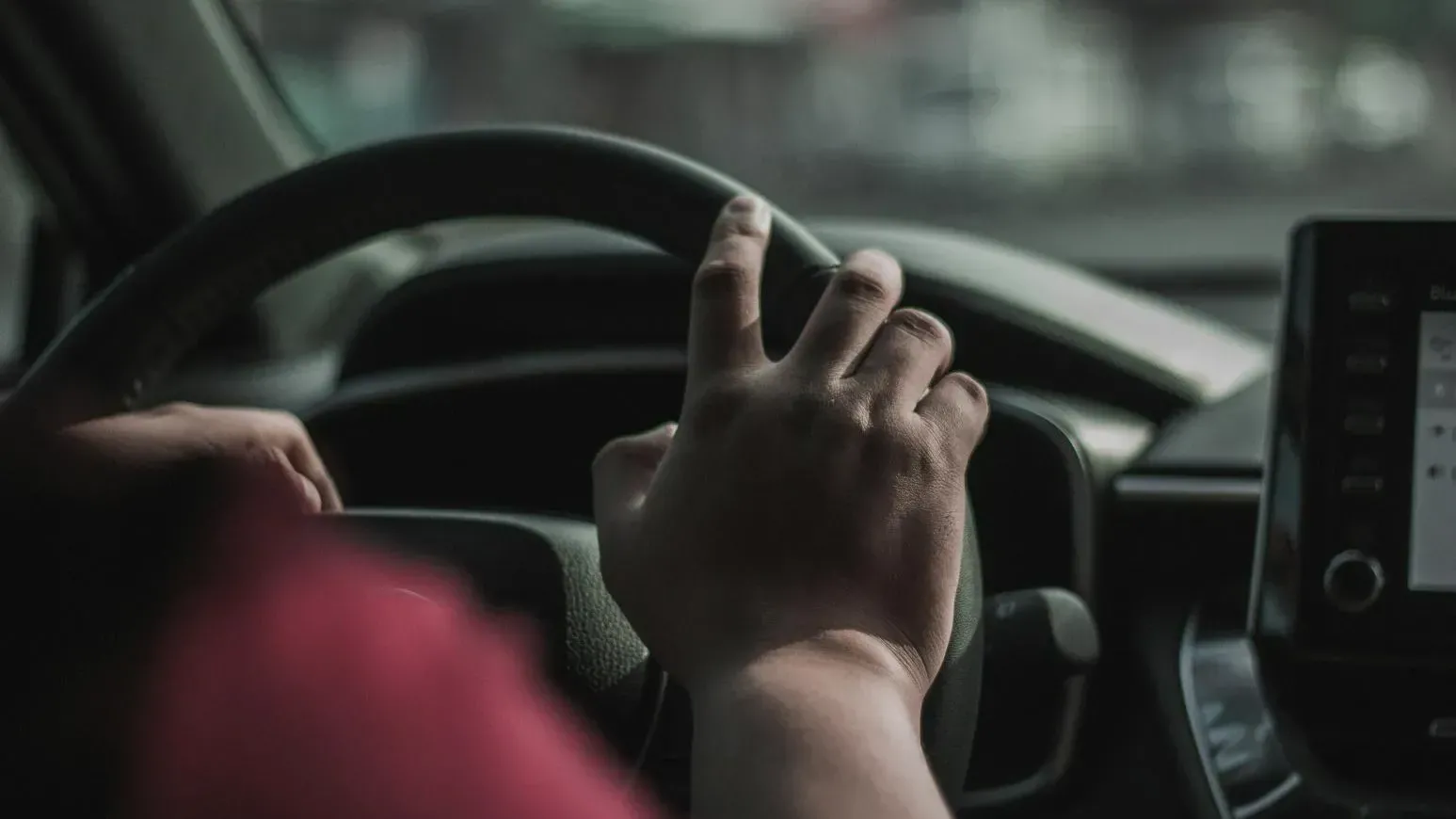 徐州一男子找人在妻子車上安裝GPS定位器，此後找到車輛持刀行兇。（示意圖／unsplash）