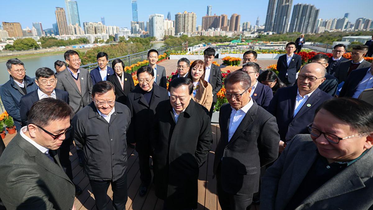 夏寶龍(前排左三)昨早在陳國基及陳茂波(前排右一、二)陪同下，實地視察河套香港園區。(港澳辦圖片)