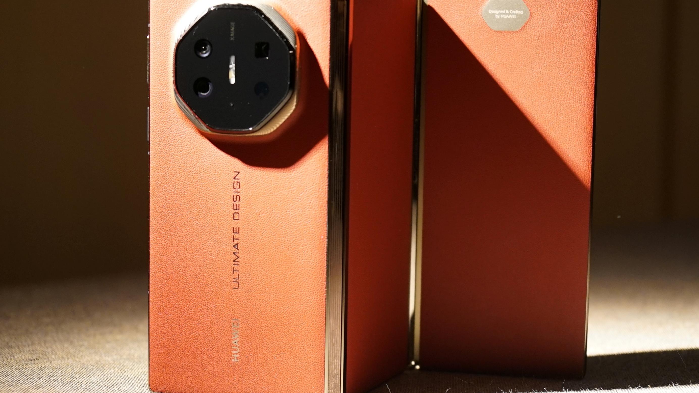 華為三摺手機HUAWEI Mate XT上手實試　順滑摺疊、超靚10吋大芒貴氣十足