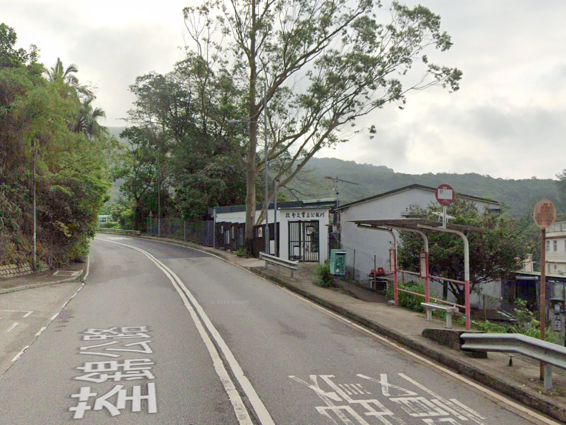 荃灣綠Van被駛走跌落坑渠，車cam揭4少年偷車。(Google街景截圖)