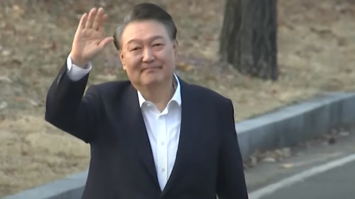 尹錫悅還押近2個月後獲釋，向支持者揮手(南韓YTN電視台)