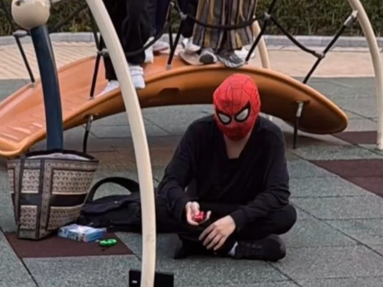 有可疑男子扮蜘蛛俠徘徊顯田遊樂場派零食。(有線新聞截圖)