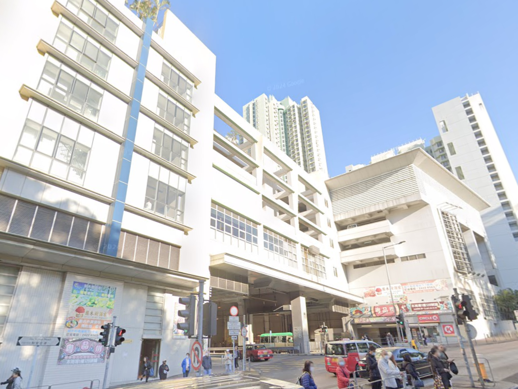 梨木樹商場中銀櫃員機被打爆螢幕，警查閉路電視緝兇。(Google街景截圖)