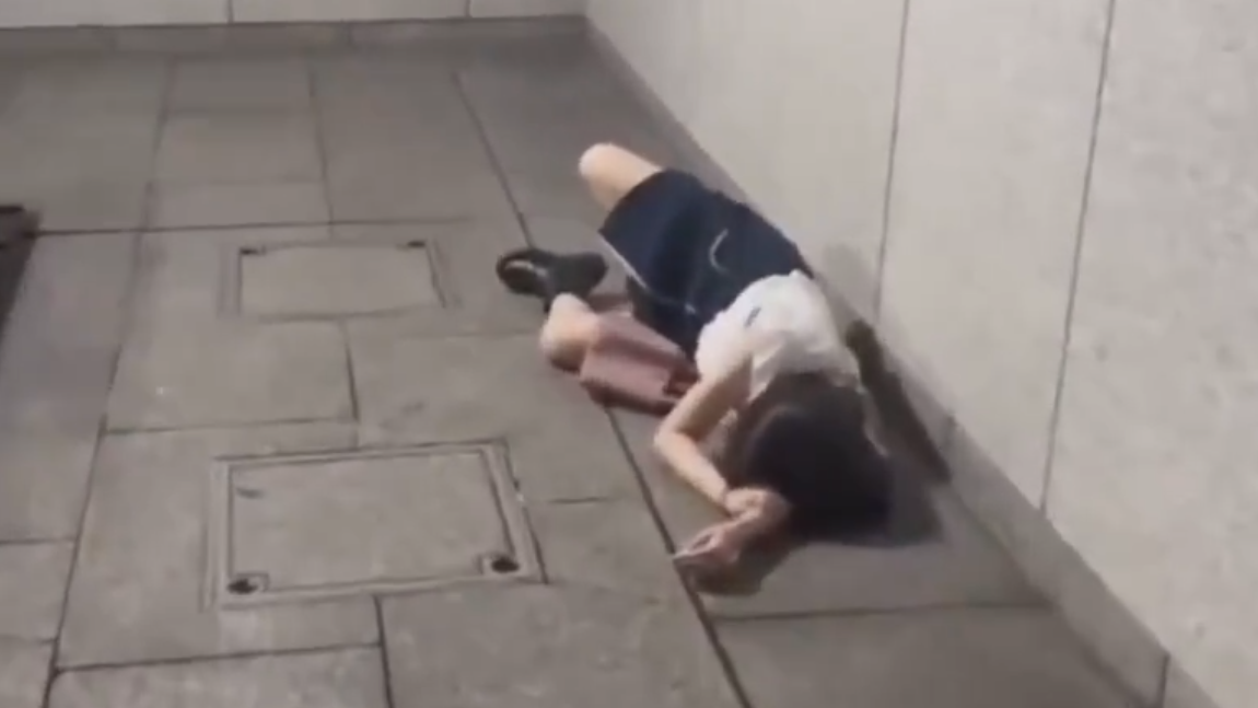 網上流傳日本街頭的影片拍攝到不少女生醉倒路邊。(影片截圖)