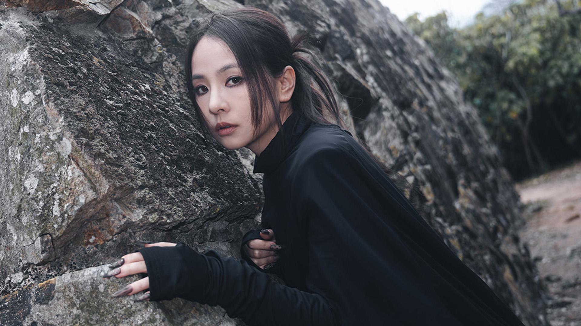 谷婭溦新歌《性本善》MV挑戰人體極限  清晨穿薄紗坐快艇凍到「打冷震」