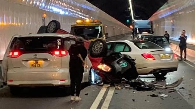 的士四輪朝天，平治司機棄車而逃。(FB/車cam L (香港群組))