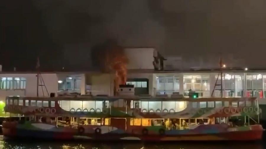 尖沙咀碼頭天星小輪煙囪噴火，火柱高達數米。(網上截圖)