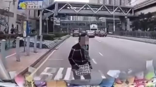 將軍澳婦出馬路被誤為「碰瓷黨」，實情患有失智症。(FB/的士司機資訊網Taxi)