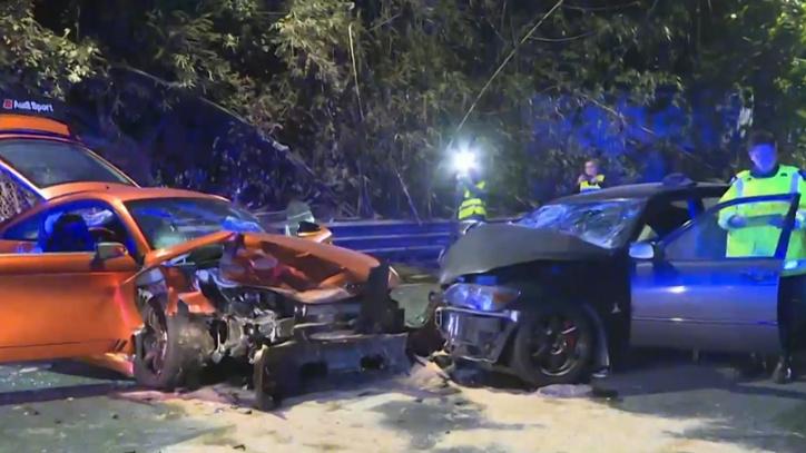 荃錦公路2車迎頭相撞釀4傷，有司機一度被困。(有線新聞截圖)