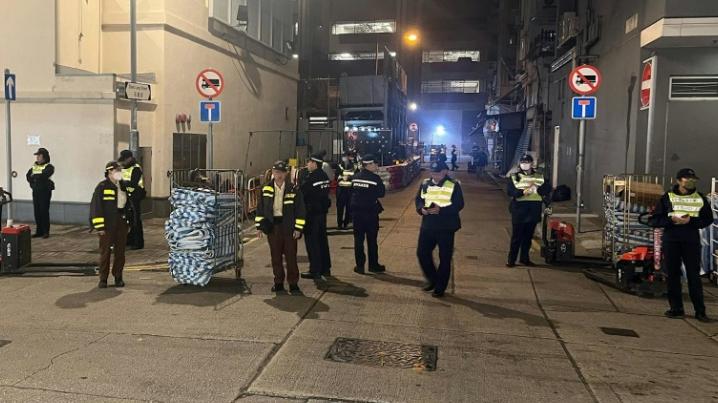 警方聯同食環果欄一帶打擊阻街，向6車發定額罰款。(警方相片)