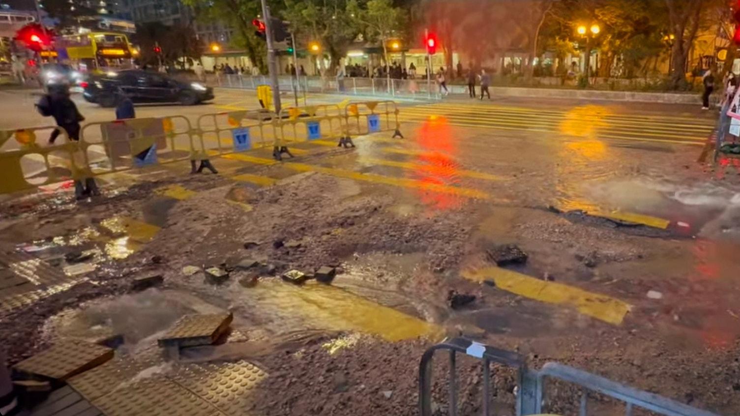 小西灣道爆鹹水管清晨仍在搶修，多條巴士路線需要改道。(FB/小西灣富景花園居民聯絡組)