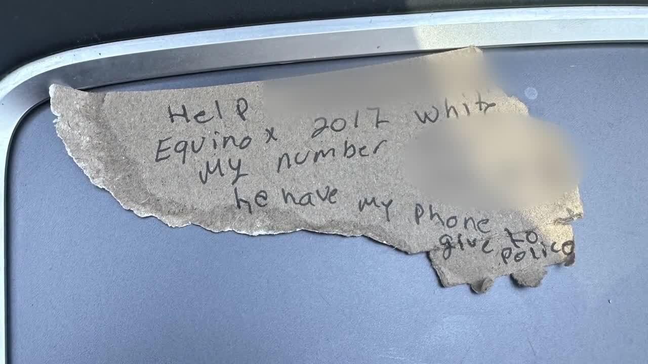 女子油站廁所收求救紙條，大膽偷拍開車尾隨助救人。(X)