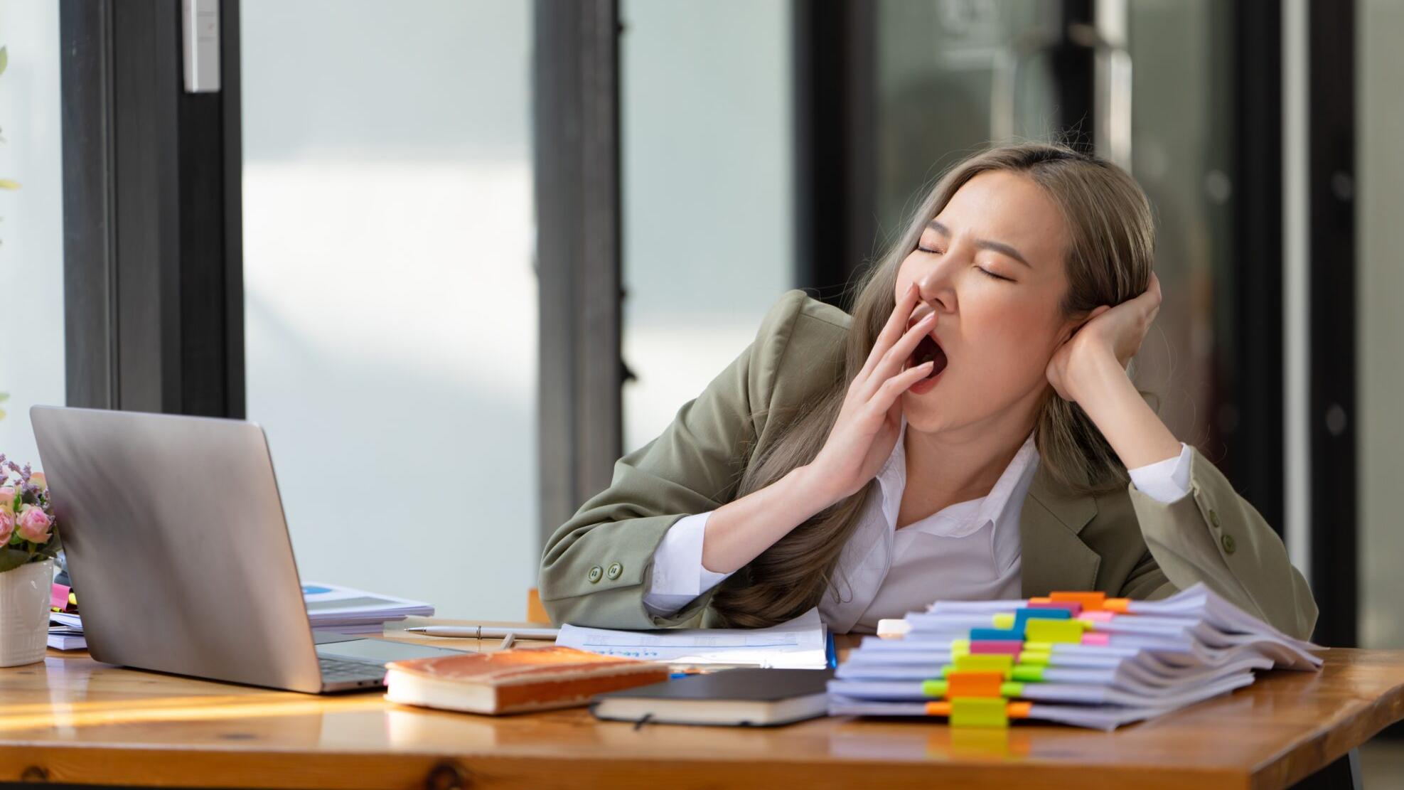 黃品瑄營養師指出，高升糖指數，也就是高GI食物像是精緻澱粉類，攝取後食物中的糖類會被迅速分解吸收，血糖短時間內升高後又下降，正是讓人想睡的元兇。