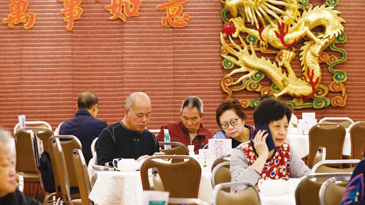 調查分析銀髮族月花近8千蚊 飲食最闊綽 提升年齡友善措施 「銀色消費」可增1.46倍 飲食業界：健康飲食搶銀齡市場