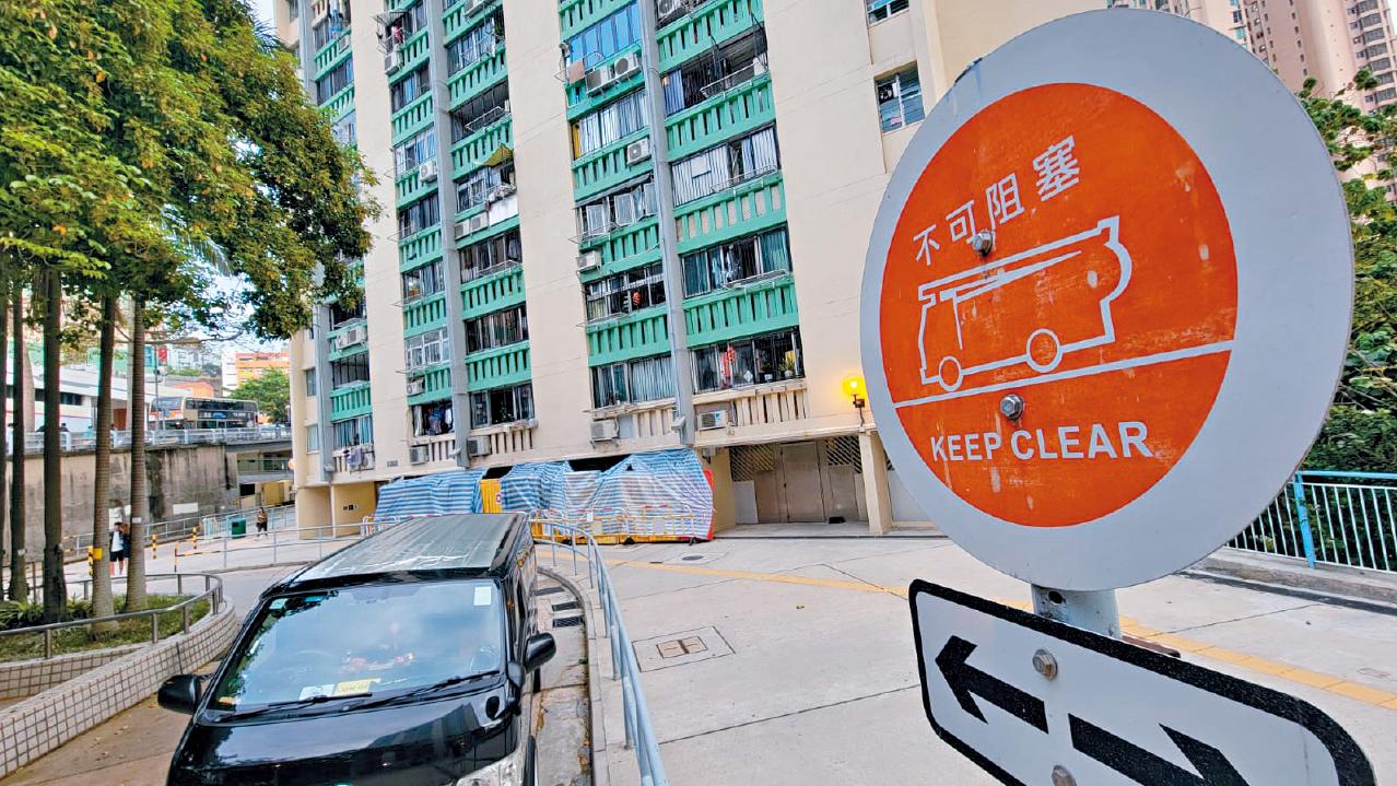 4屋邨夜間違泊嚴重 車輛停緊急通道 申訴公署提12建議 違泊即鎖即拖