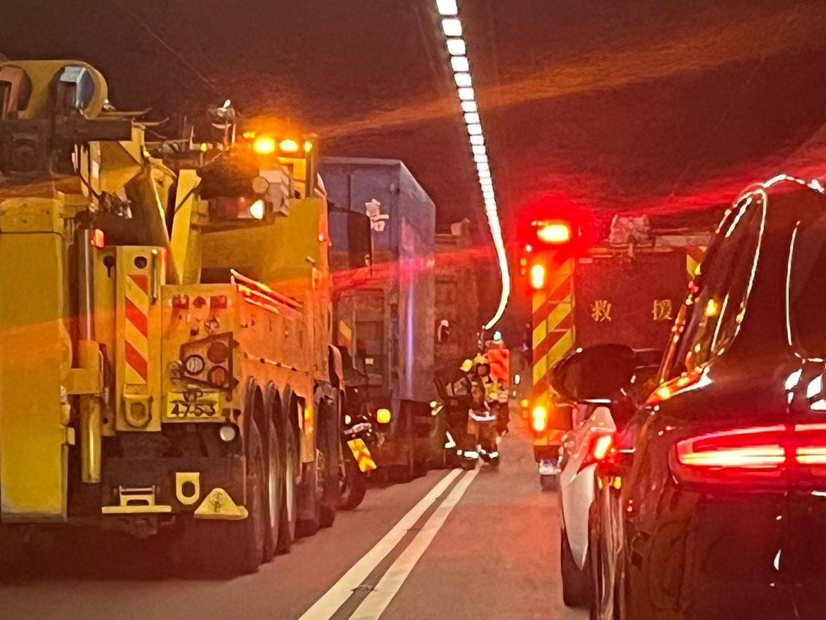 龍山隧道4車相撞至少2人傷，實施單管雙程行車交通繁忙。(馬路的事(即時交通資訊區）)