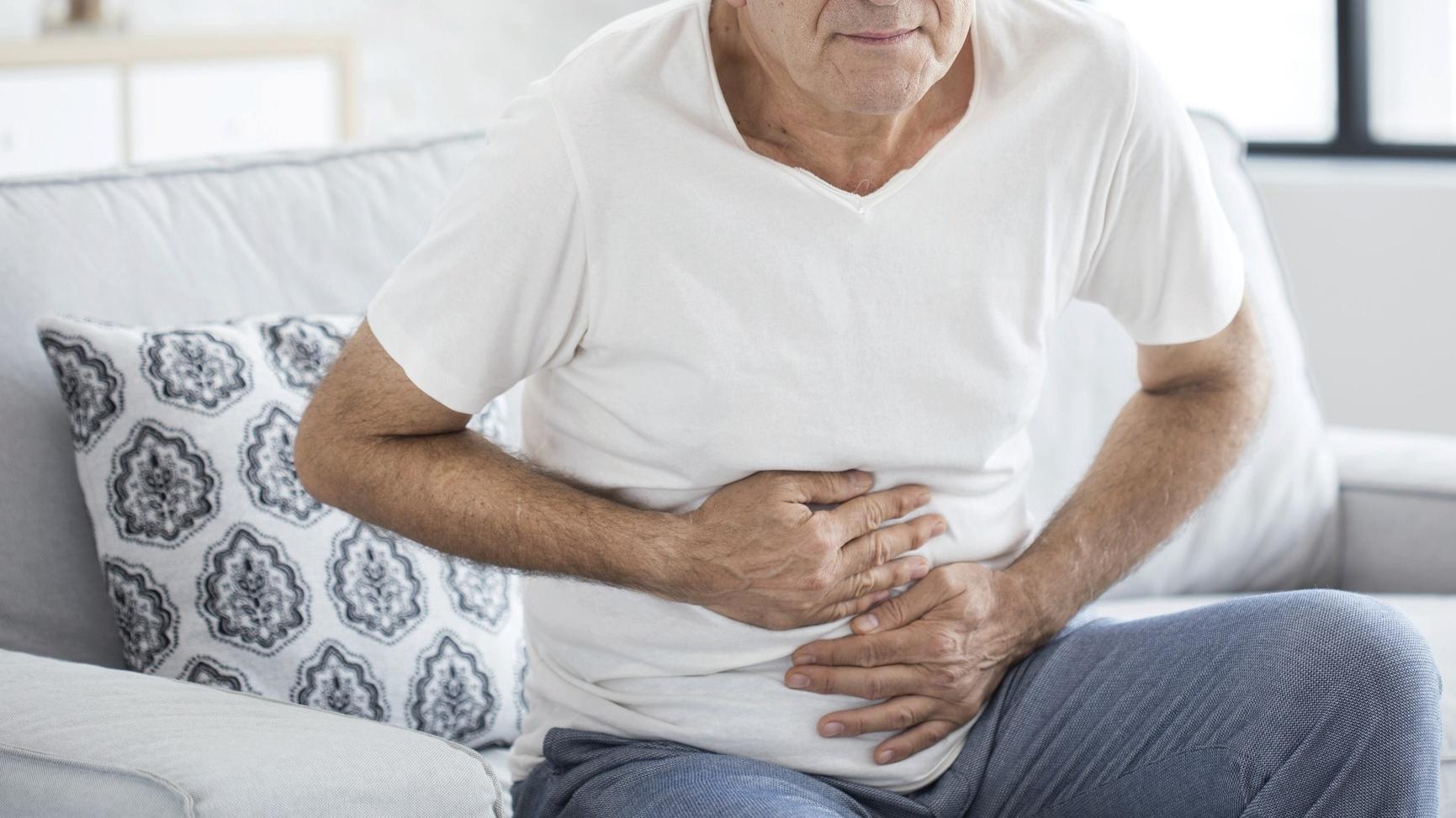 單純的大腸憩室並不會有症狀，多數案例都是發炎後痛到送急診，透過電腦斷層檢查才會發現存在，僅有少數重症患者會需要動手術。