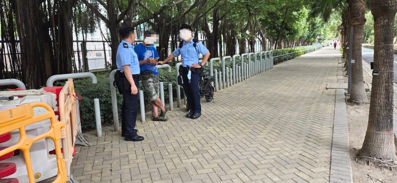 警大嶼山打擊交通違例，4男子非法踩電動車被捕。(警方圖片)