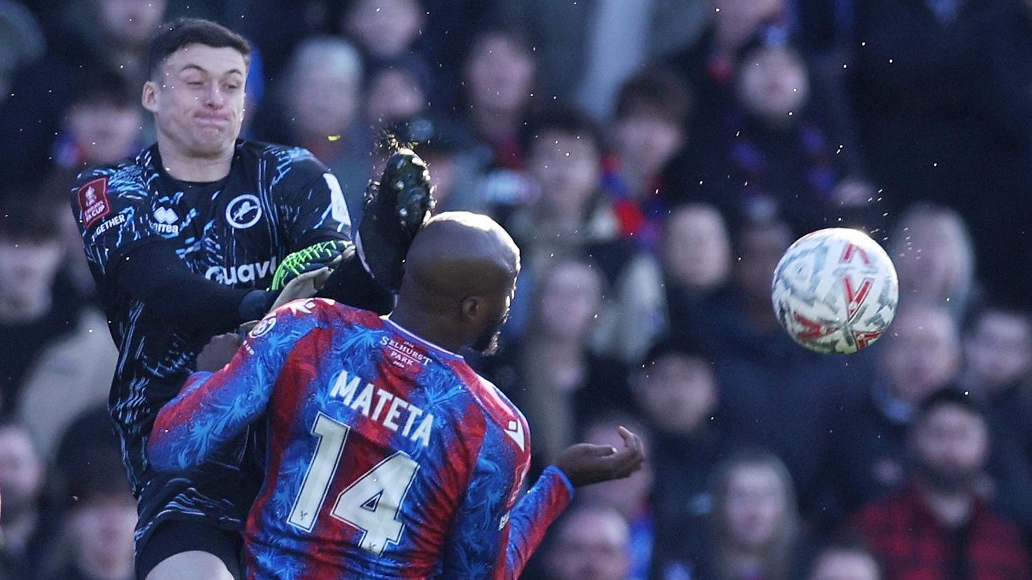 利安羅拔斯足總盃飛踢馬迪達而被逐。(路透社)