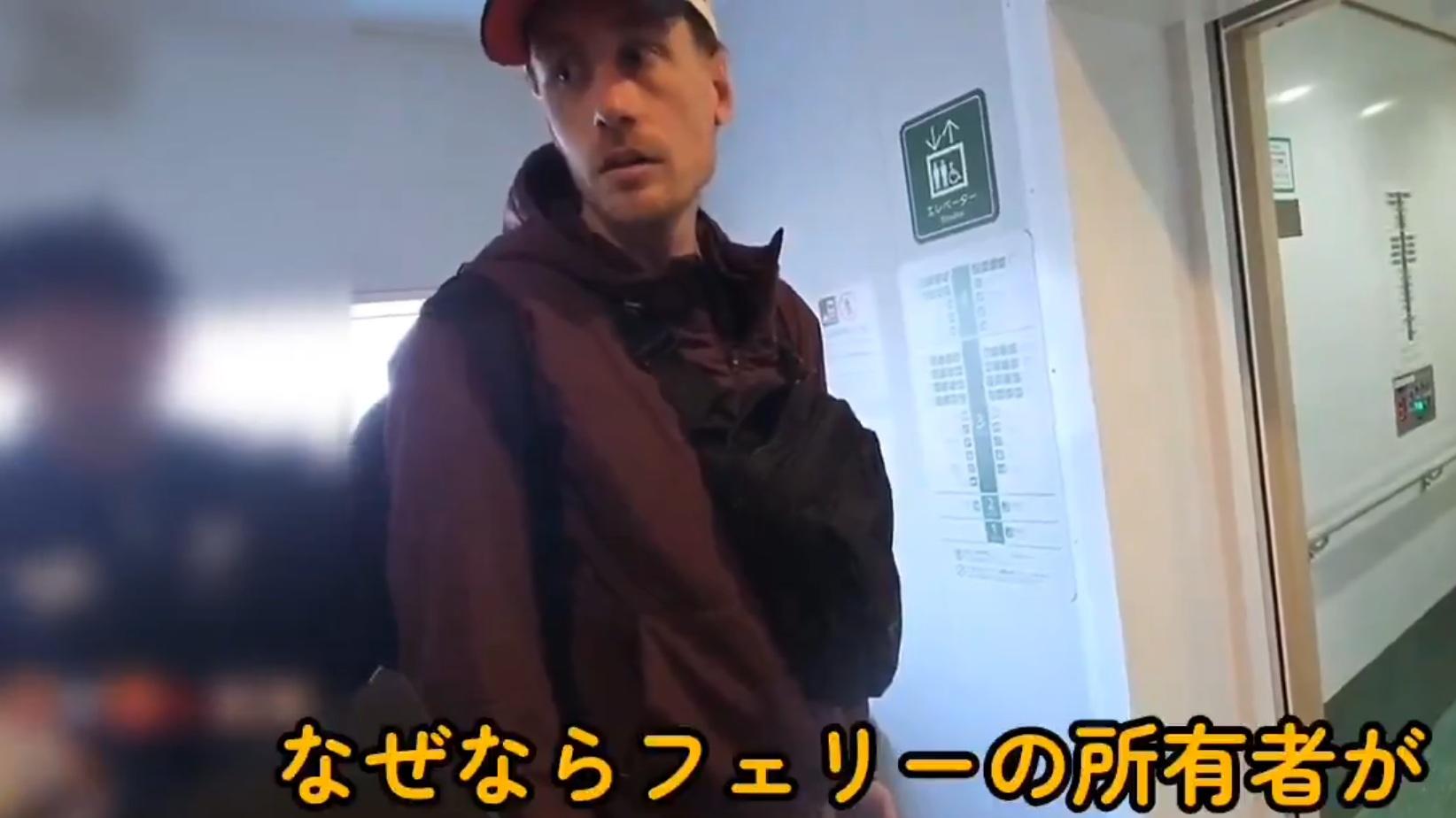 美國直播主被日本海上保安廳人員阻止登船。(影片截圖)