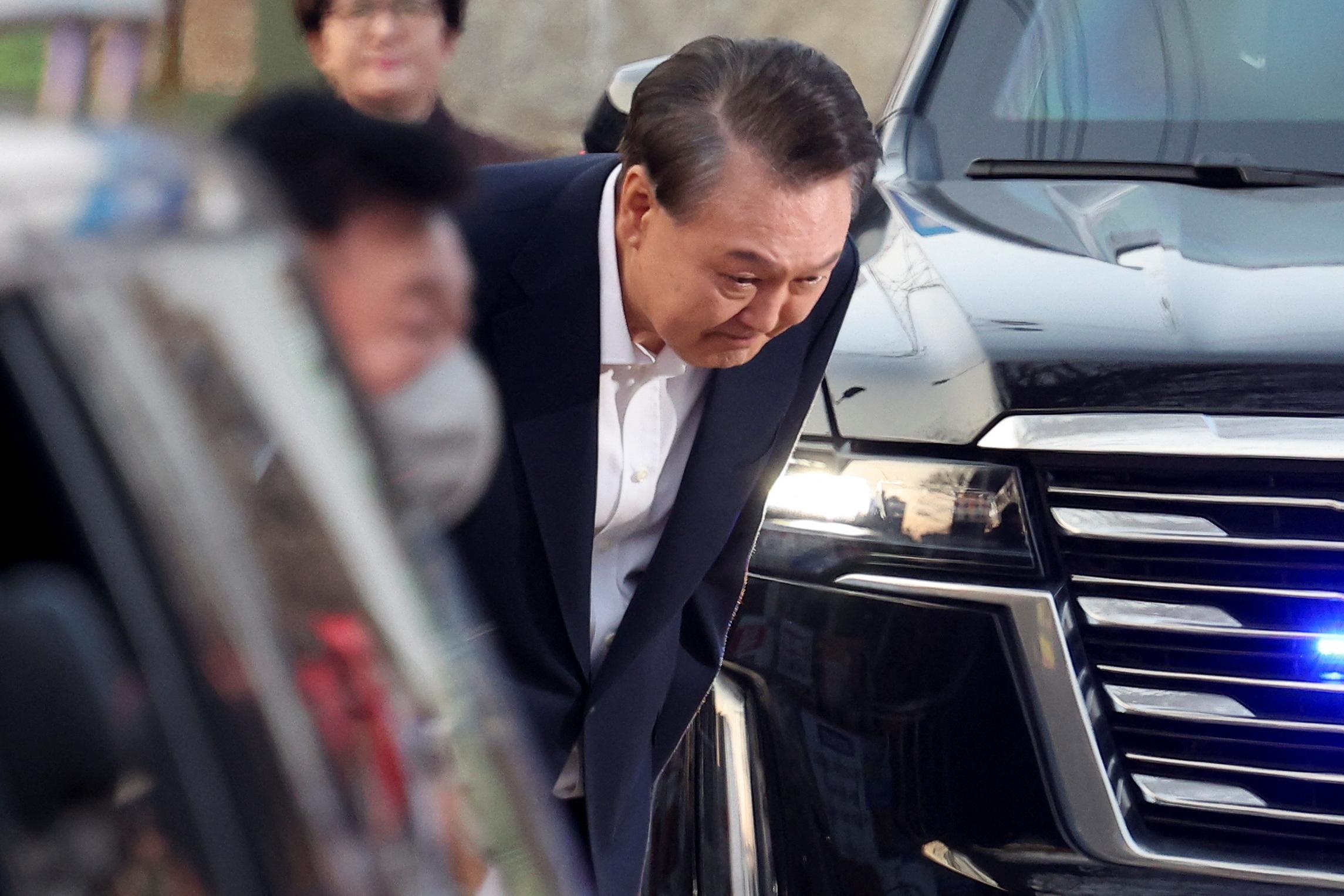 南韓戒嚴風波｜尹錫悅還押近2個月後獲釋，向支持者揮手(路透社)