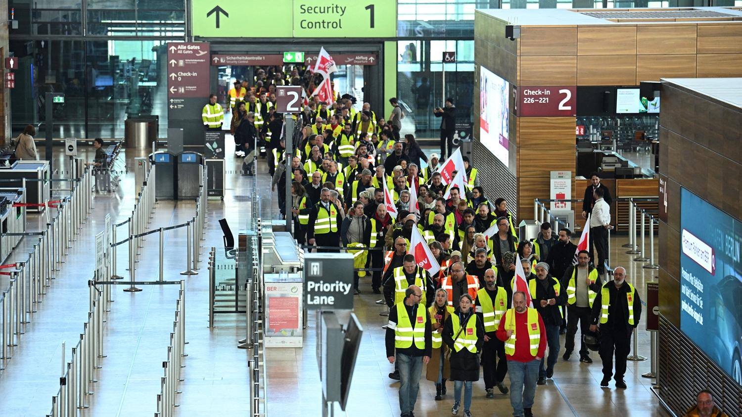 職員在柏林機場示威。(路透社)