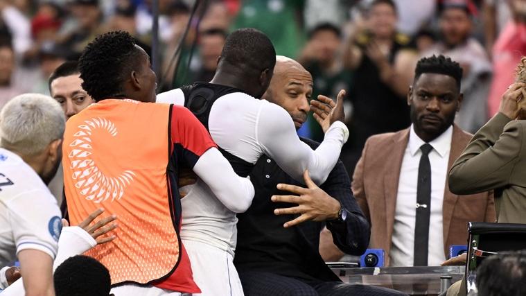 巴拿馬入波後，球員衝向亨利慶祝。(路透社)