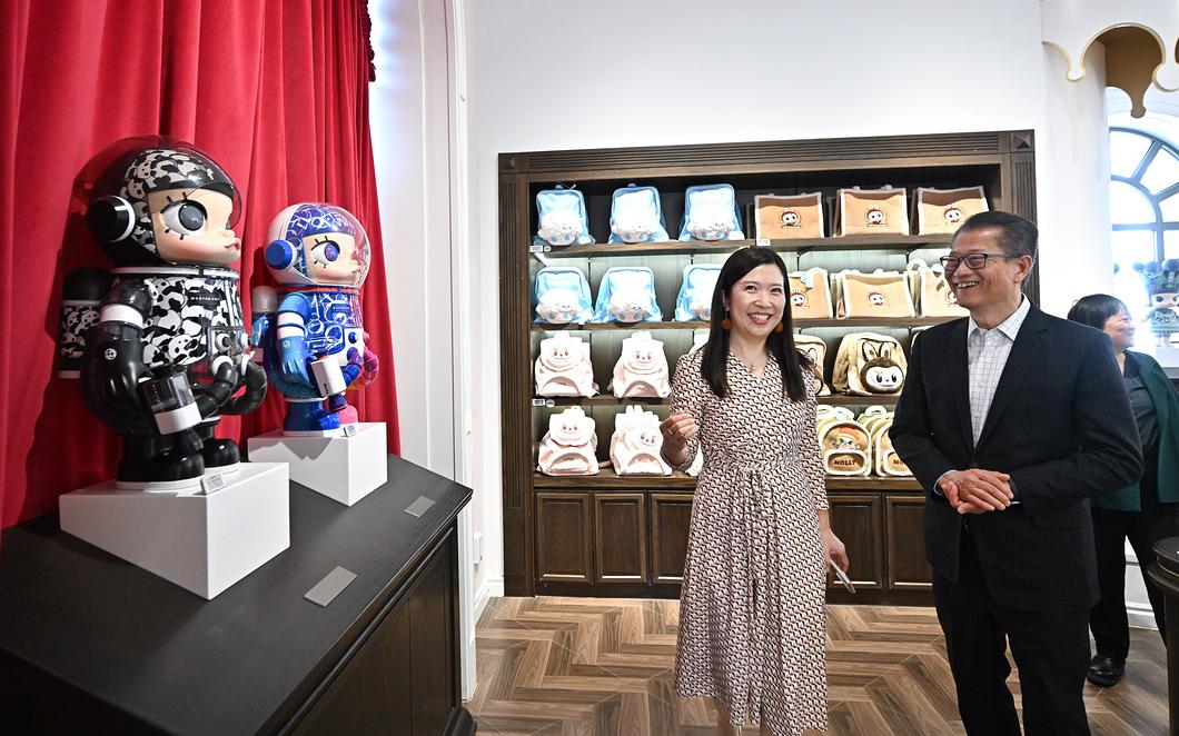 這次訪京，陳茂波到訪了一家內地領先的潮流文化娛樂公司，並參觀其產品展示區。。（財政司司長網誌） 