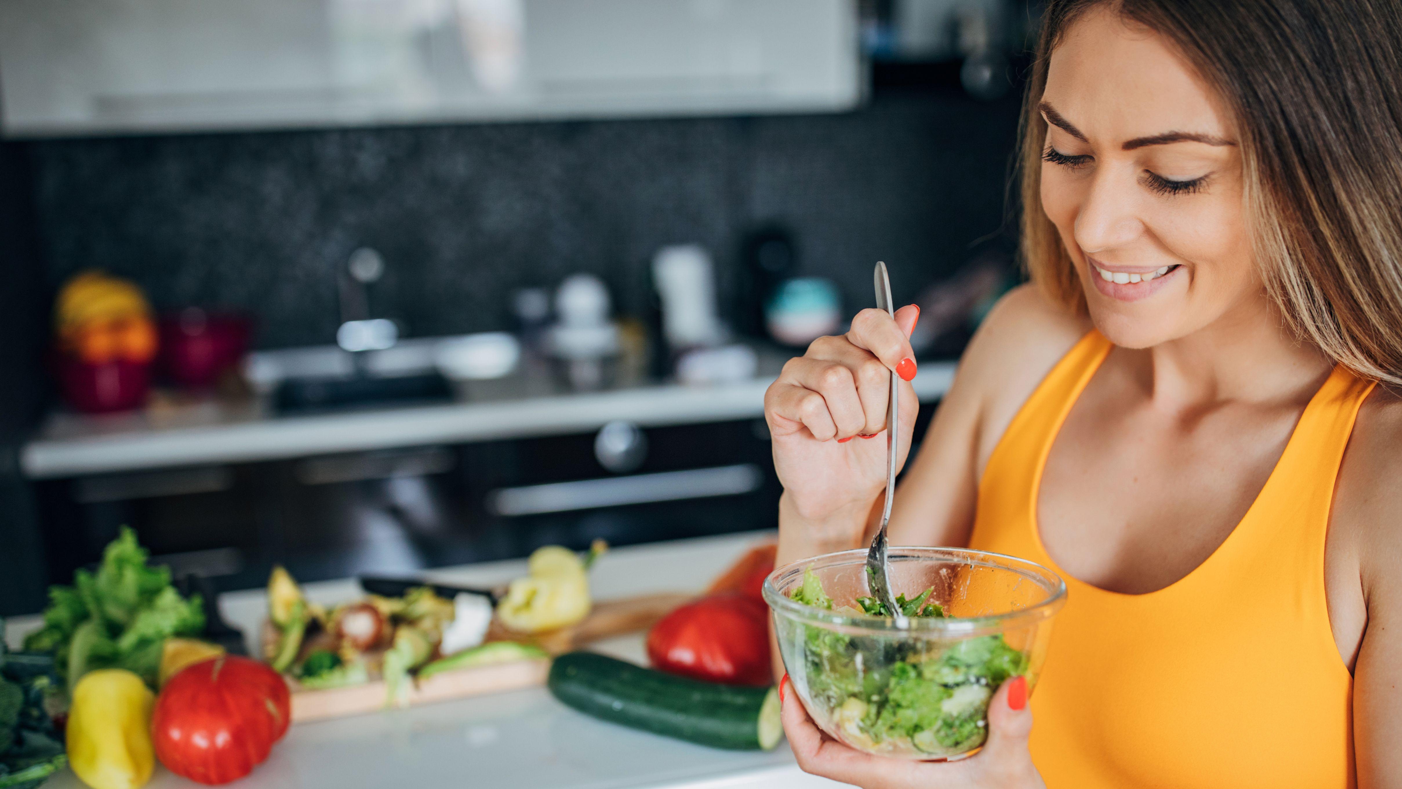 生菜 β-胡蘿蔔素 營養 油脂 攝取量 維生素A 健康益處 抗氧化 烹調 均衡營養