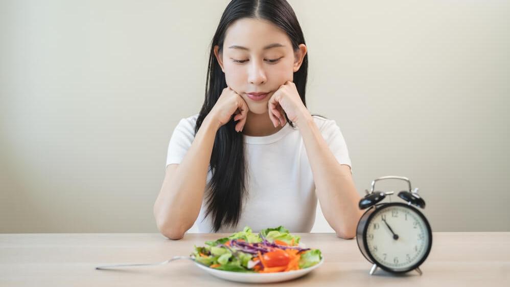 有在服藥的人士如果想採用間歇性斷食，要特別注意！長時間不進食可能會影響部分藥物的吸收和作用，增加低血糖、低血壓、胃部不適等發生的風險。