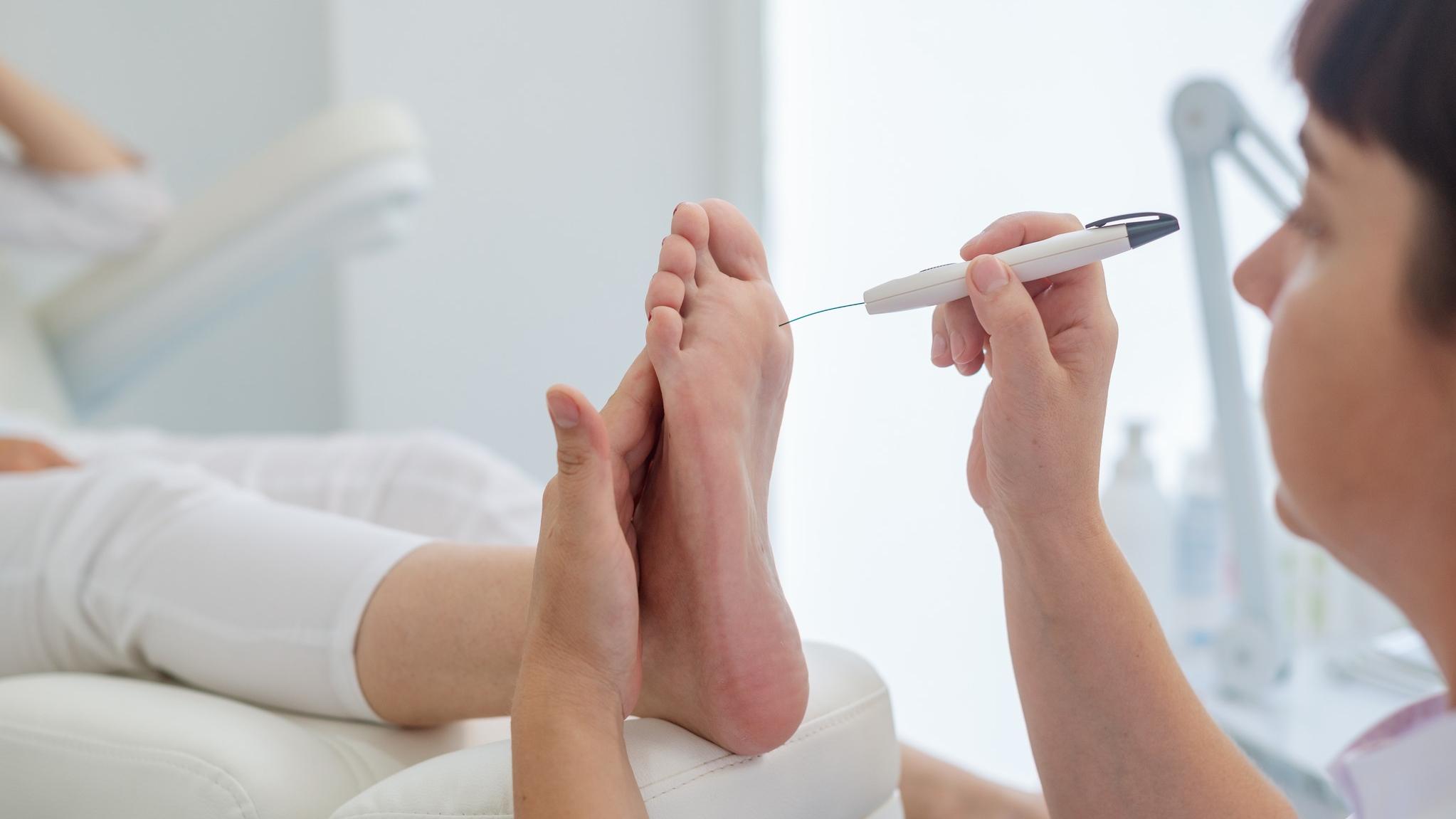 曾小姐格外重視足部周邊神經併發症風險，參與中榮研究並用主動式短波近紅外高光譜成像儀追蹤，在妥善控制血糖時，也確保足部狀態維持良好。