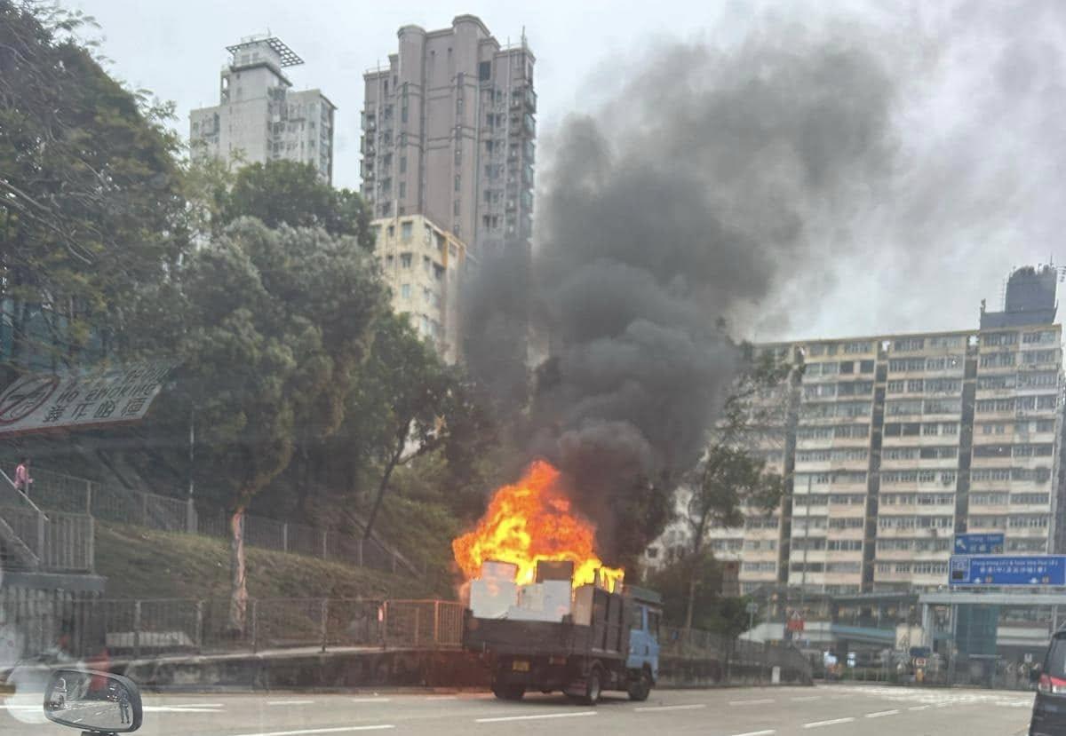 紅磡漆咸道北貨車起火，往尖沙咀方向交通受阻。(馬路的事 (即時交通資訊台)Facebook)