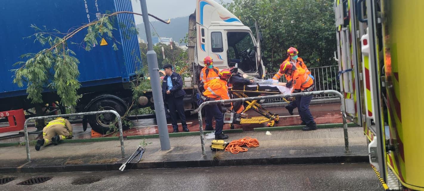 屯門發生嚴重車禍。（fb「馬路的事 (即時交通資訊台)」圖片）