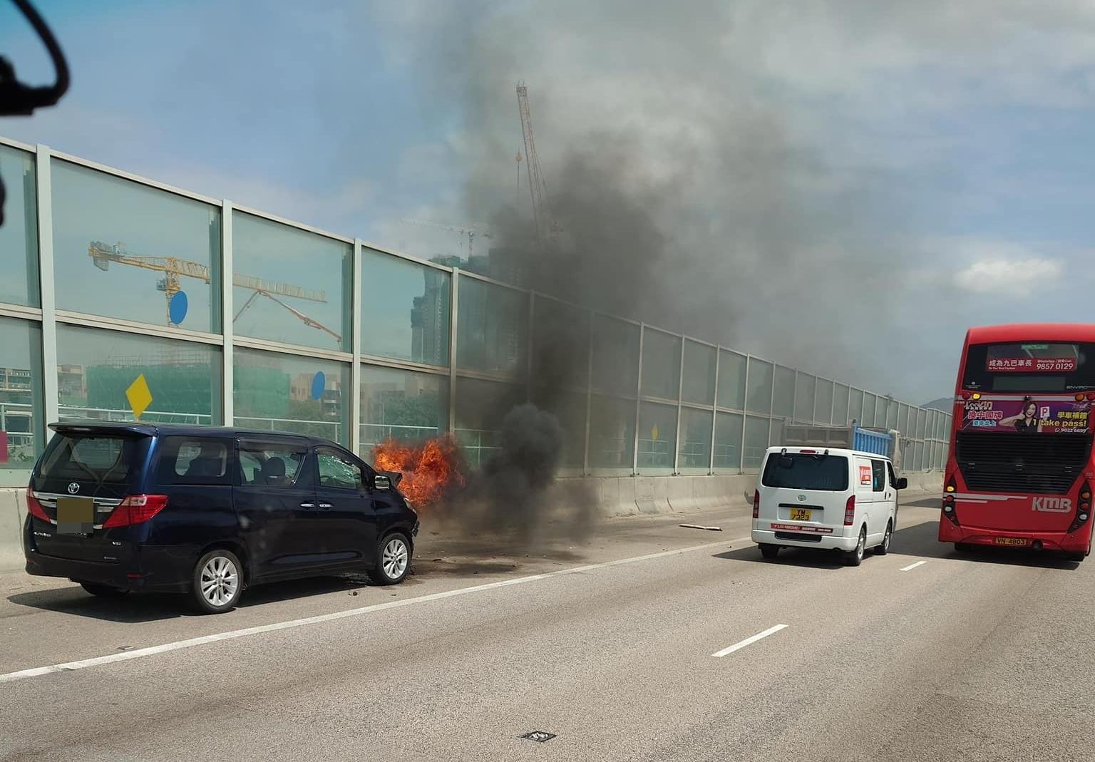 元朗公路七人車撞貨車後起火。（fb「車cam L（香港群組）」圖片）