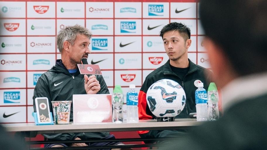 港隊主帥韋斯活與主將陳肇鈞出席賽前記者會。(香港足總圖片)