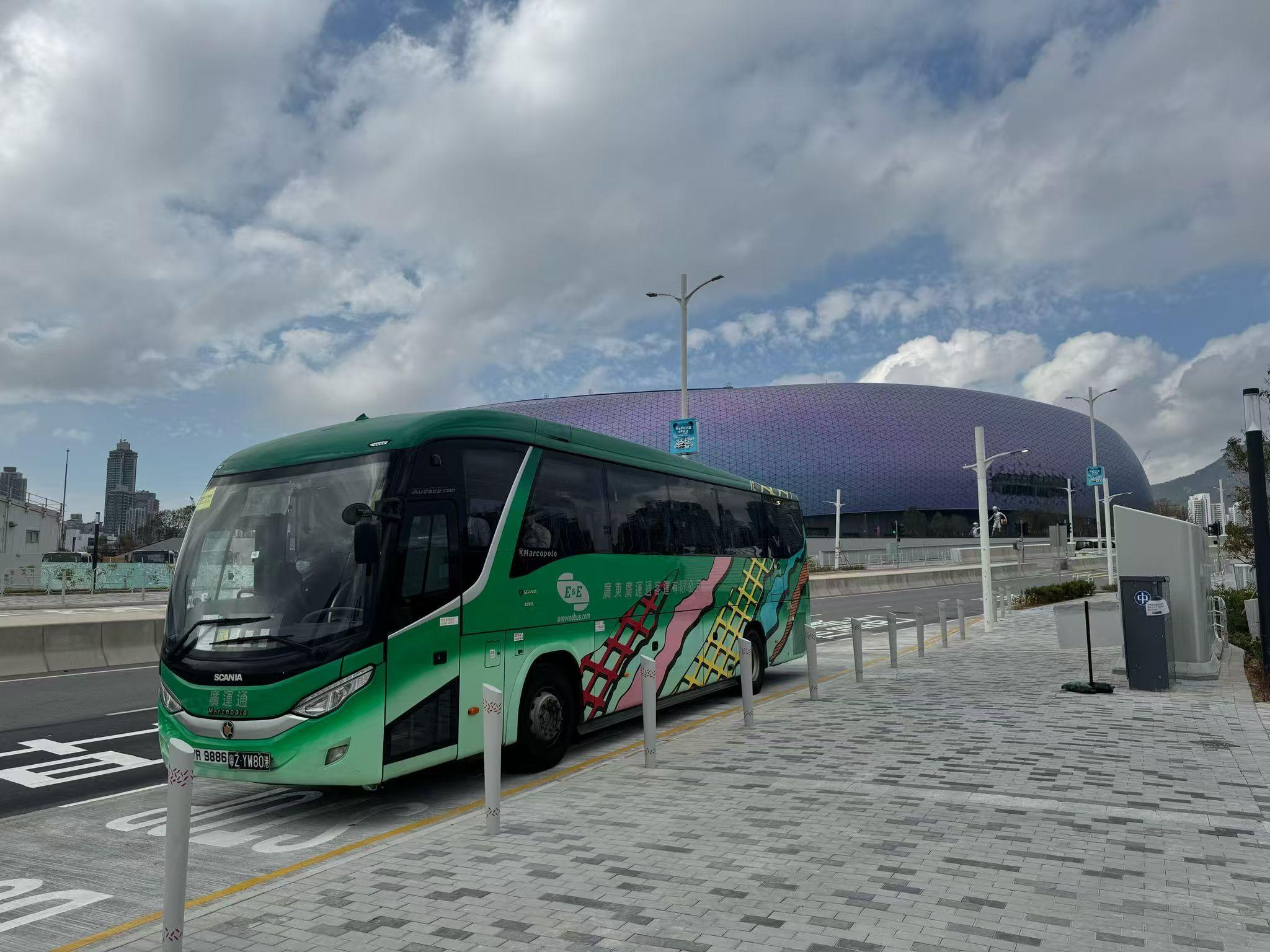 為方便觀眾往返啟德體育園欣賞賽事及演出，香港永東巴士開通了14條來往啟德體育園及大灣區的跨境巴士路線，包括往返深圳、廣州、佛山等14個大灣區城市。(永東旅行社FB)