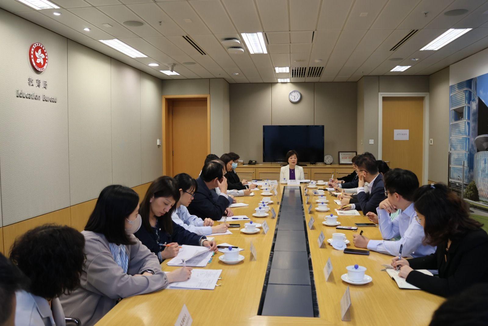 蔡若蓮召開特別會議，跟各個承辦機構代表會面，整體檢視所有學生外地交流活動安排。（蔡若蓮社交專頁）