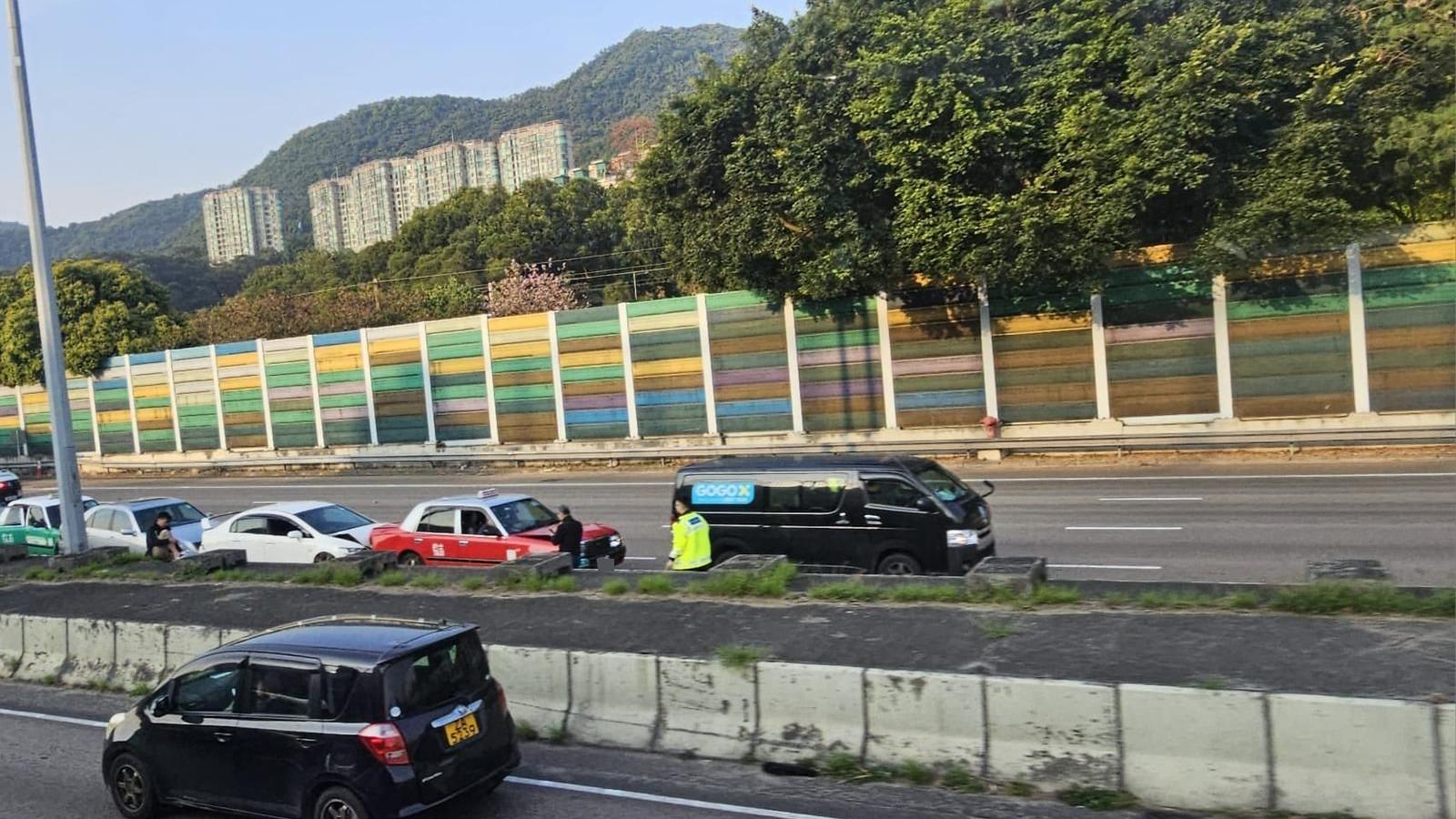 大埔發生8車串燒車禍。（fb「馬路的事 (即時交通資訊台)」圖片）