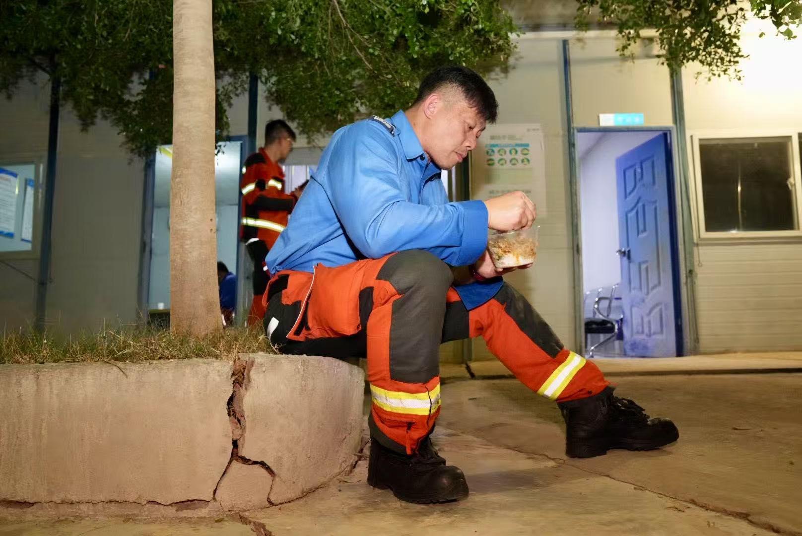 特區救援隊連夜改往另一重災區曼德勒協助搜救。(保安局Facebook)