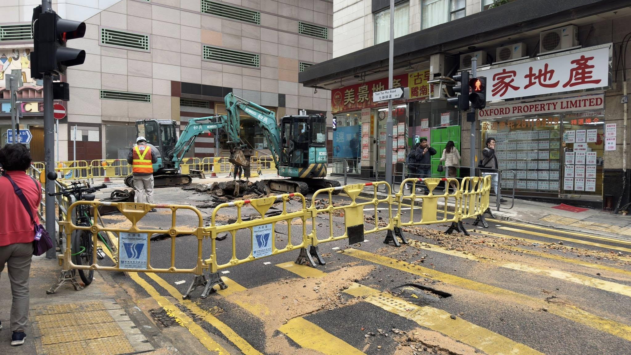 北角發生爆水管事件。（fb「馬路的事 (即時交通資訊台)」圖片）